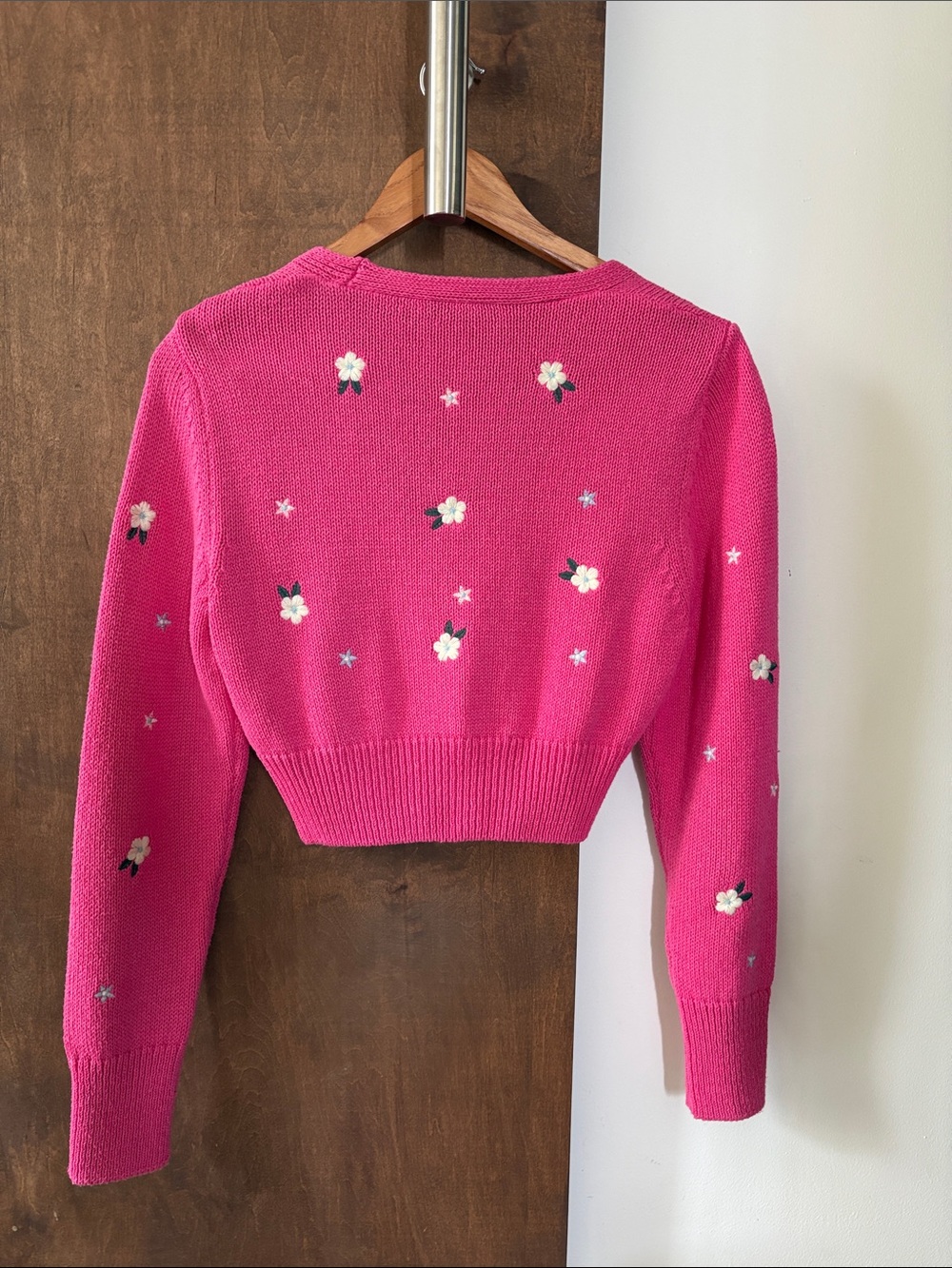 Zara Cropped V-Neck Cardigan with White Floral Accent - Picture 4 of 4
